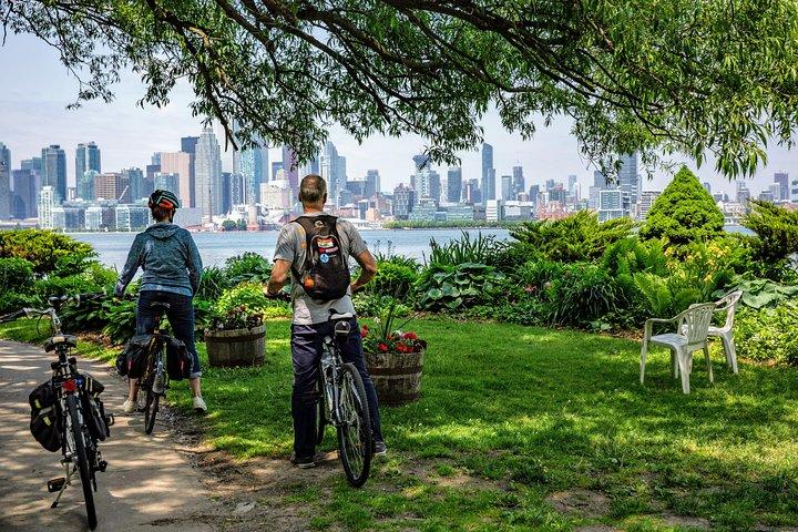 Guided Bicycle Tour - Toronto Waterfront, Island and Distillery