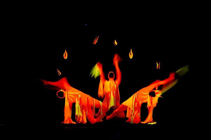 Skip the Line: WOW Show Black Light Theater in Prague Ticket