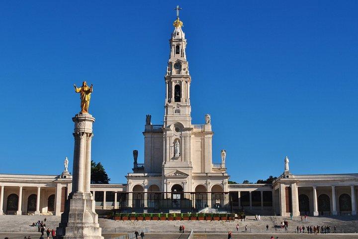 Discover Fátima, Batalha, Nazaré and Óbidos by VAN -Full Day Tour