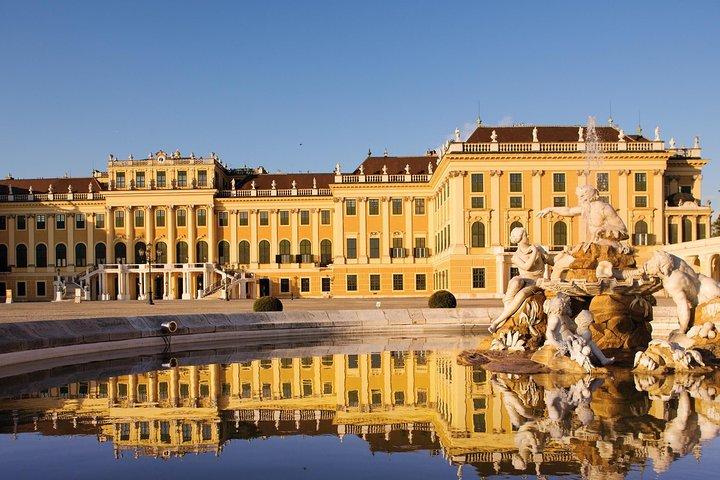 Budapest to Vienna Private Costumizable Day Tour with Lunch
