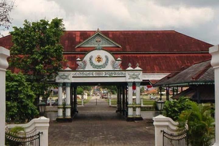 Borobudur & Prambanan in Yogyakarta, train to Malang, hike Bromo & Ijen // 4D3N