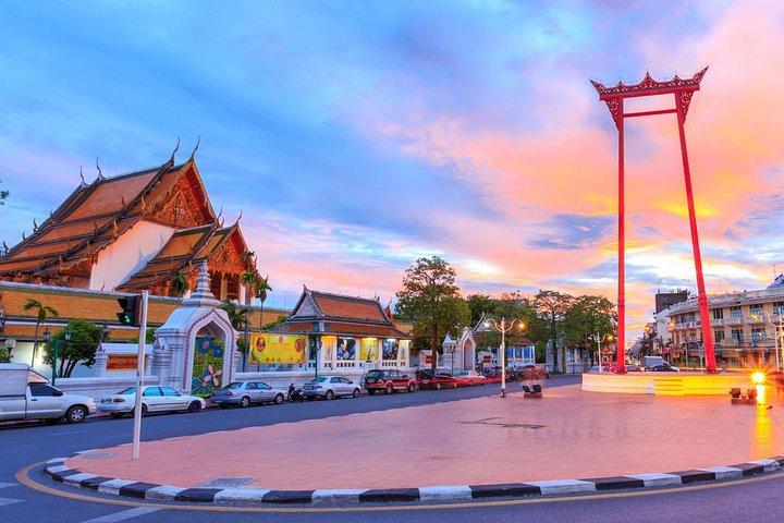 Bangkok Night Lights Tuk Tuk Tour: Temples & City Highlights