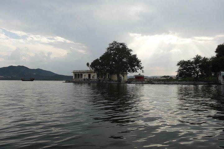 Udaipur - Boat ride at lake Pichhola