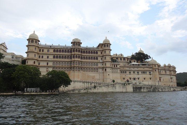 Udaipur - Boat ride at lake Pichhola