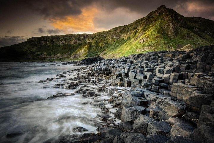 Luxury Giants Causeway Tour in Mercedes + FREE Belfast Mural Tour