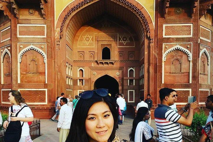 Skip-the-Line: Agra Fort Entrance Ticket with Guided Tour