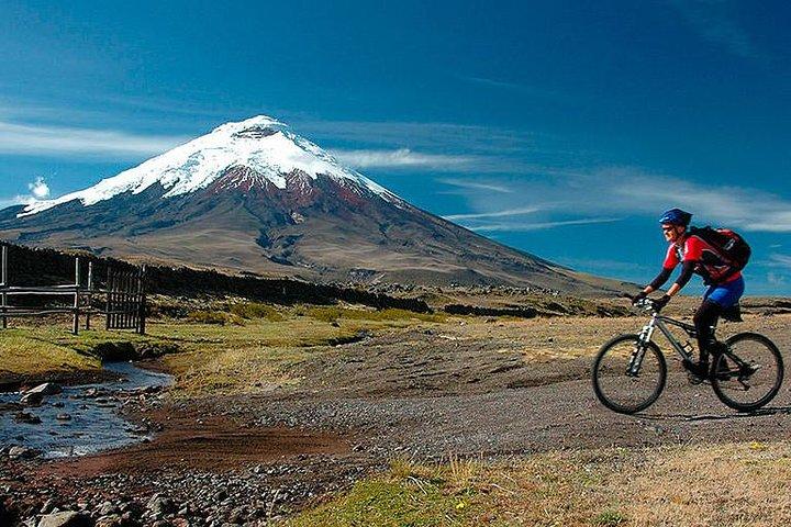 2-Day Tour of Cotopaxi Volcano and Quilotoa Lagoon with hotel