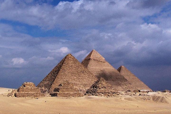 Layover tour to Giza pyramids, Sphinx & Bazaar including Lunch