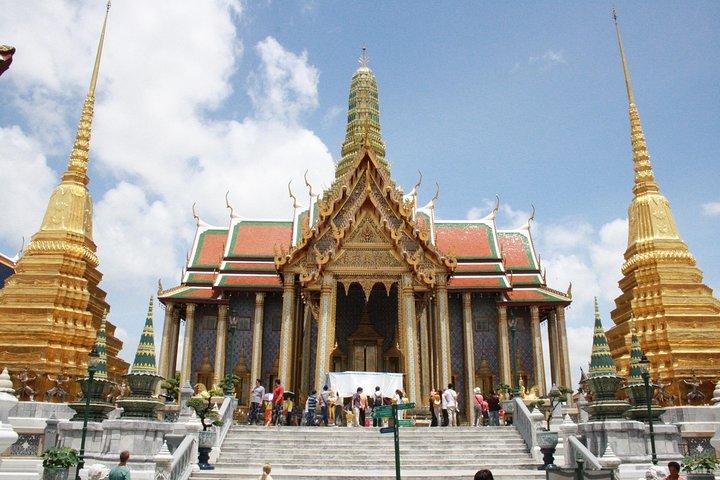 Grand Palace Glory and Emerald Buddha : Half Day Tour in Bangkok