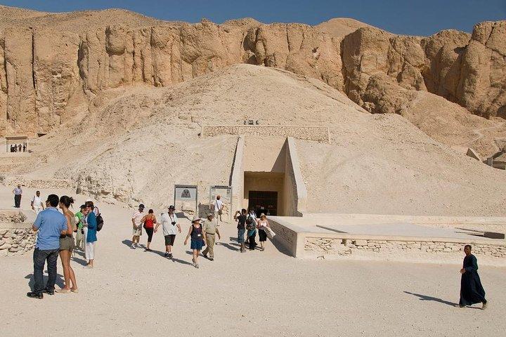 Private Layover Tour From Luxor Airport to Luxor East and West Banks With Lunch