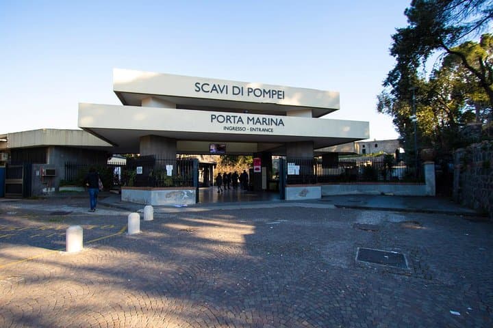 Private Transfer from Naples to Sorrento with Stop at Pompeii