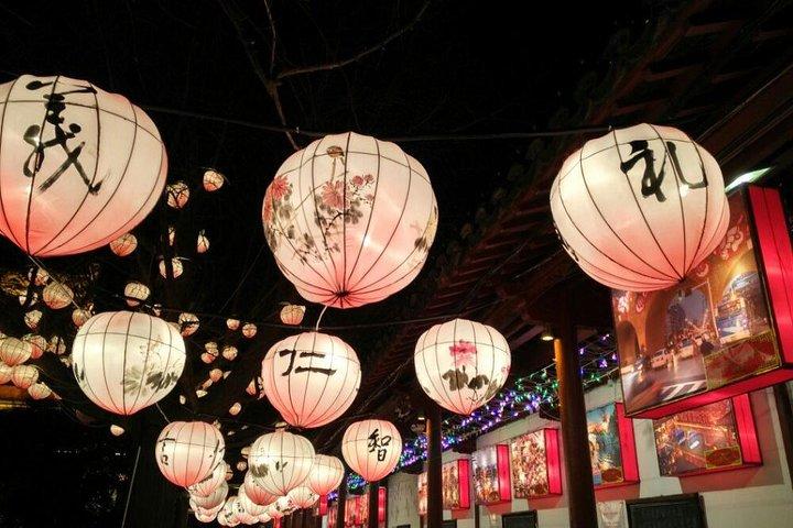 Nanjing By Night: Qinghuai River Cruise with Authentic Dining Experience