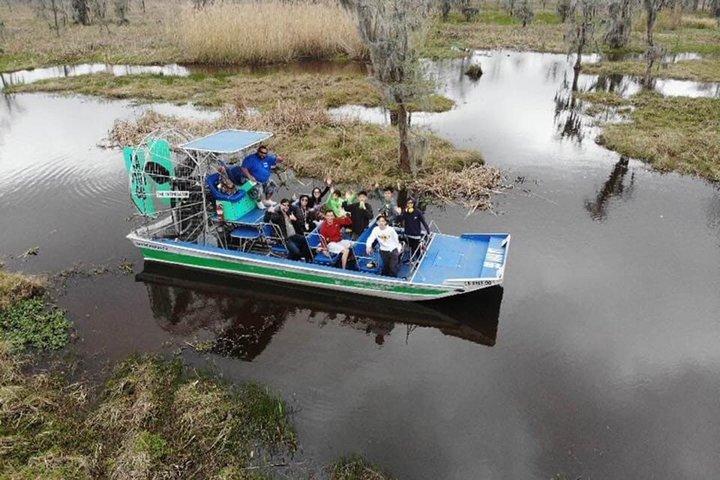 Oak Alley Plantation and Small Airboat Tour from New Orleans