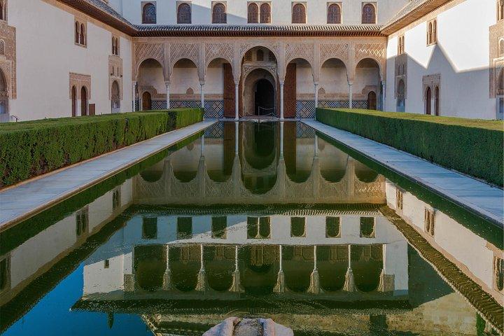 Granada: Alhambra, Albaicin and Sacromonte Guided Tour