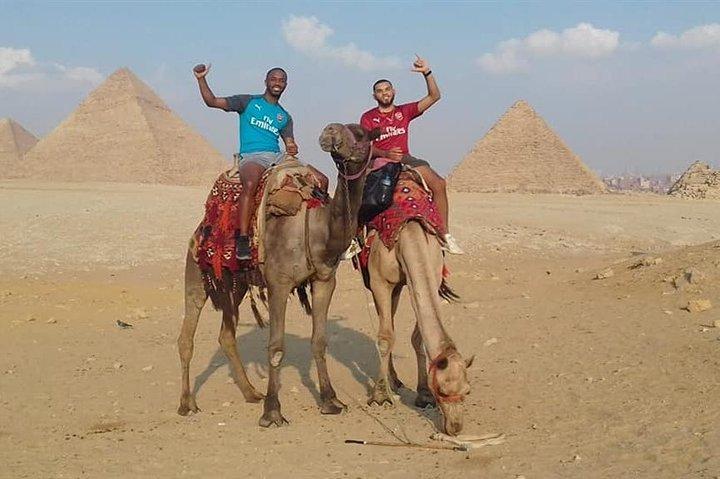 Private Camel Riding Tour of Giza Pyramids at Sunset with Local Bedouin Dinner