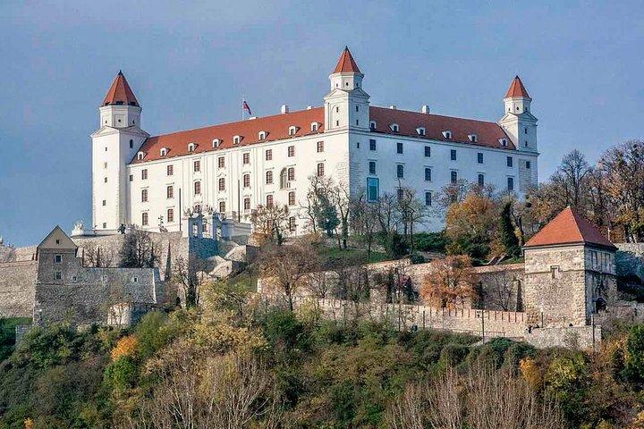 Private transfer from Vienna to Budapest with Bratislava visit