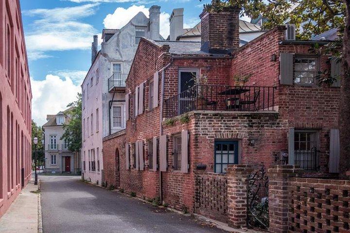 Hidden Alleyways and Historic Sites Small-Group Walking Tour