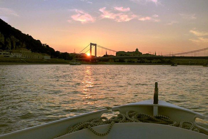 One hour Hen or Stag private party boat Budapest with unlimited beer and wine