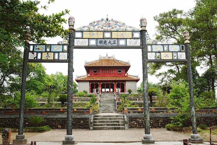 Hue’s Top Attractions by Car with Informative ES Driver