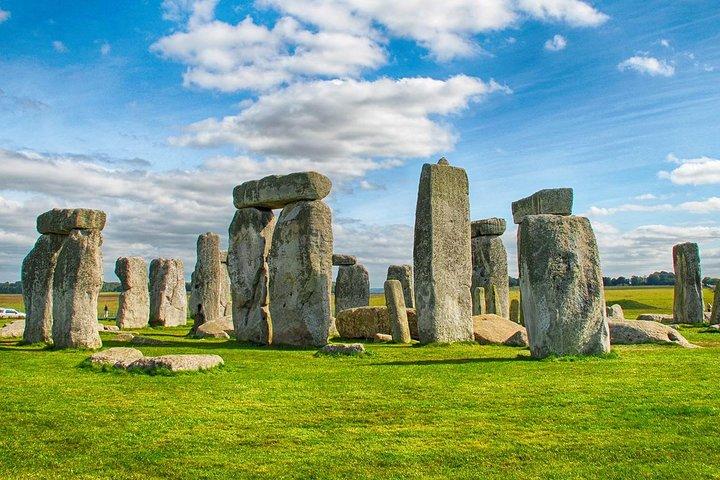 Windsor Castle, Stonehenge & Oxford Private Car Tour from London