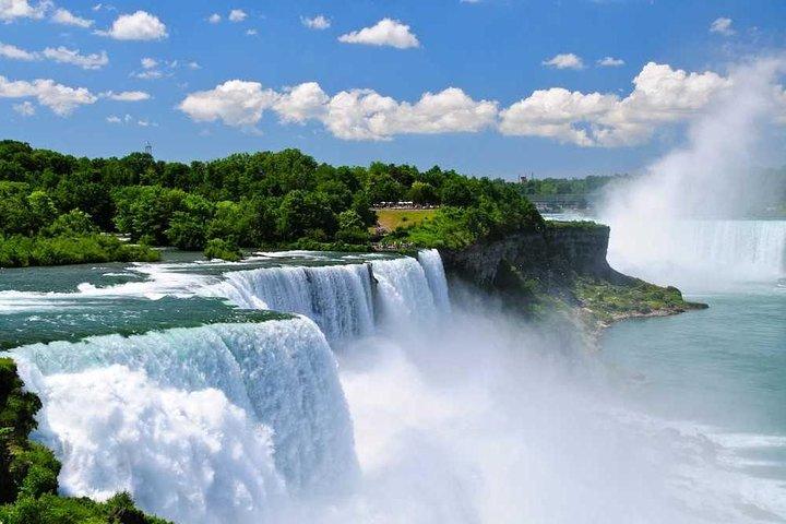 Day-Trip from Toronto to Niagara Falls with skip-the-line boat