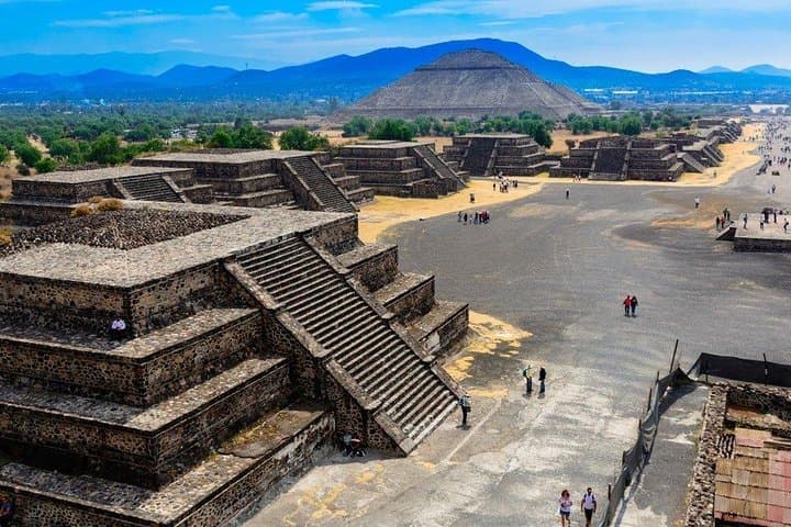 2D: Frida Kahlo Museum(No tiket) & Xochimilco Basílica & Pyramids