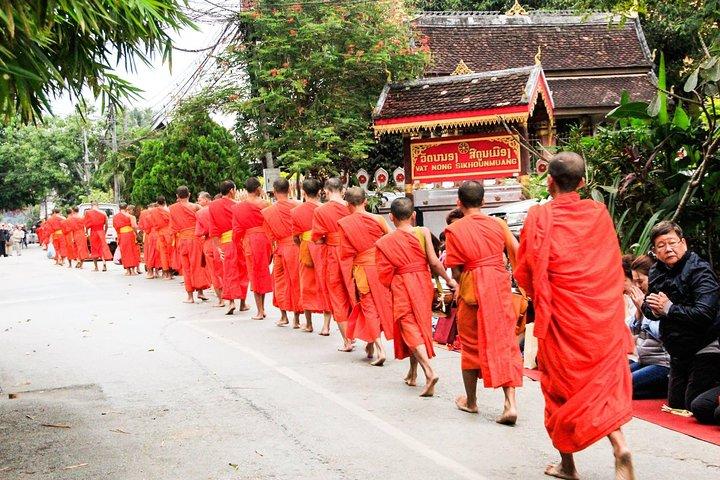 Small Group: Luang Prabang's Must-See Sights Including Mount Phousi