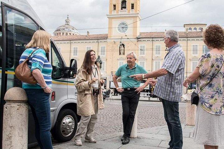 Guided group tour TastyBus: Parmesan Cheese and Parma Ham