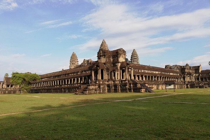 Sunrise Small Group Tour to Angkor Wat Temple from Siem Reap Town