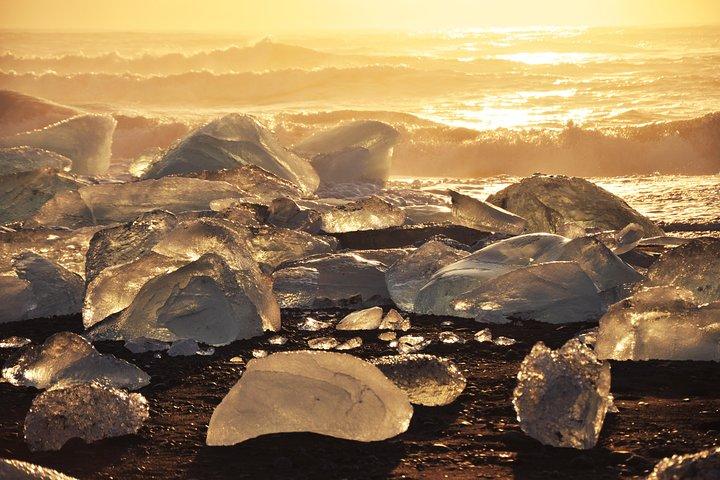 Reykjavik: Glacier Lagoon & Fjaðrárgjúfur Canyon Small-Group Tour
