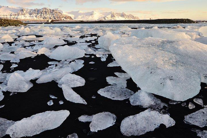 Reykjavik: Glacier Lagoon & Fjaðrárgjúfur Canyon Small-Group Tour
