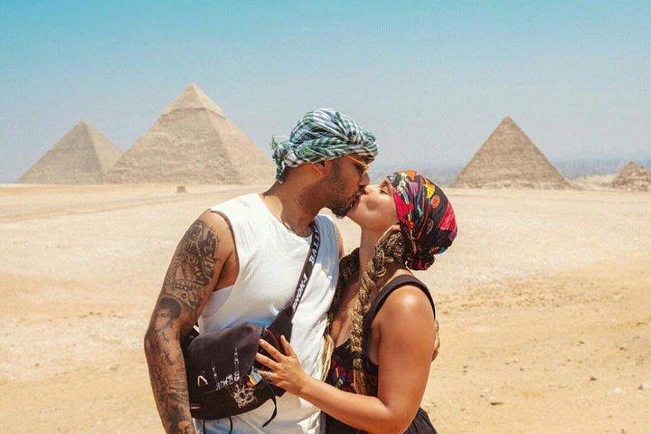 Best of Cairo:The Pyramids of Giza to the Egyptian Museum and Bazaar