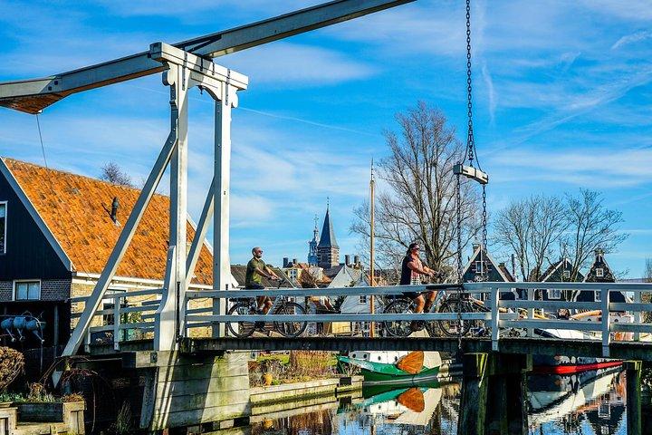 Volendam: E-bike rental with suggested countryside- and fisherman village route