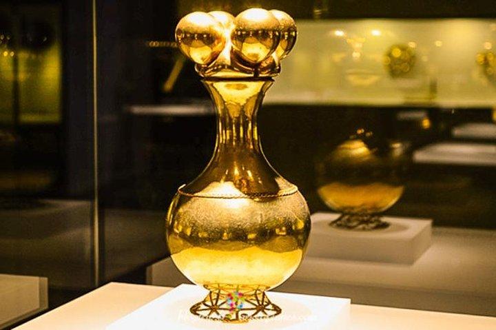 Private Guided Tour of Bogotá's Gold Museum with Transport