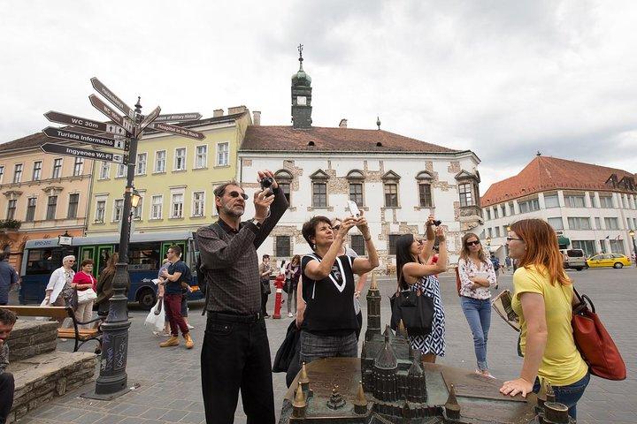 Buda Castle District Walk with Entry to Matthias Church