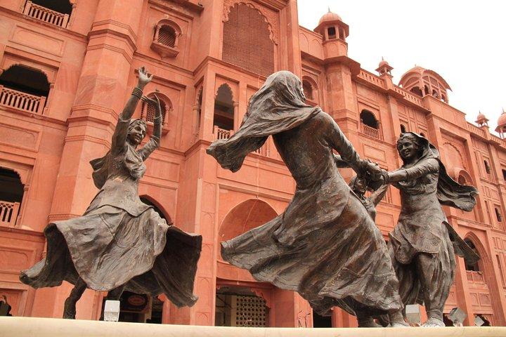 Amritsar 1 Day Tour (Golden Temple, Jallianwala Bagh, Wagah Border & Shopping)