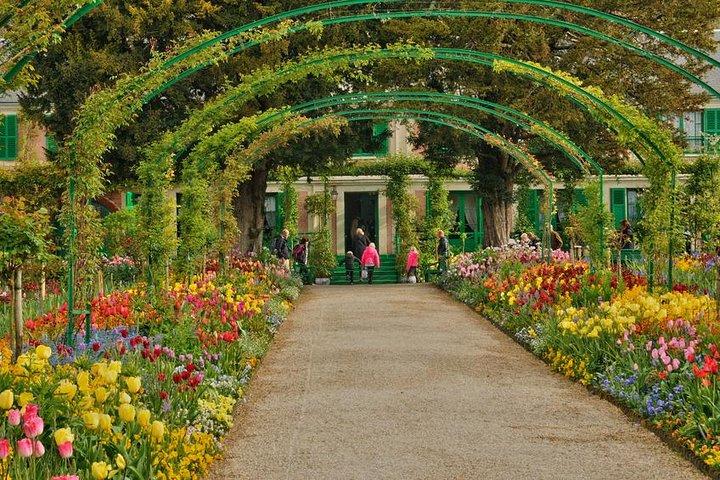 Giverny Monet's House & Versailles Palace Private Day Trip from Paris