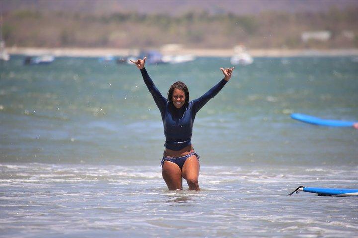 Beginners surf lessons on tamarindo beach