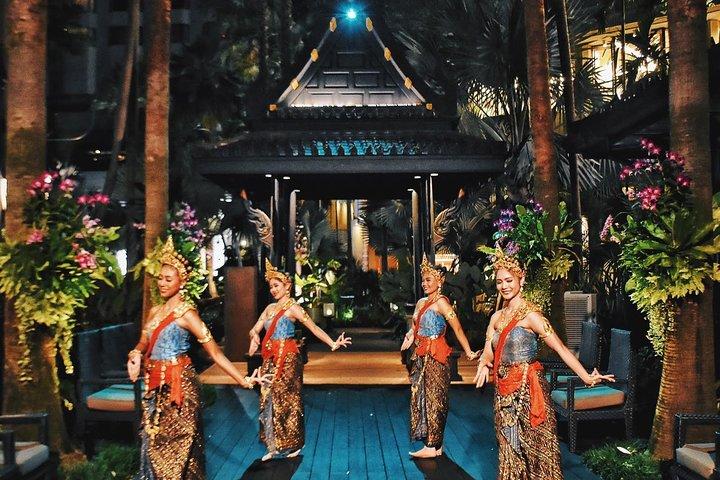 Shangri-La Hotel's Salathip Thai Restaurant Experience