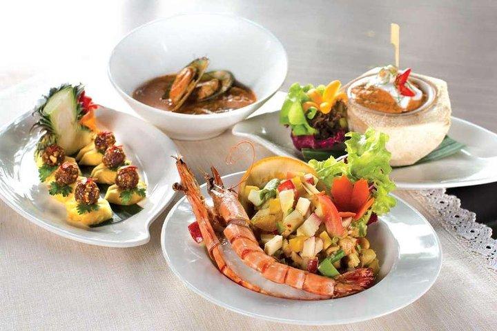 Shangri-La Hotel's Salathip Thai Restaurant Experience