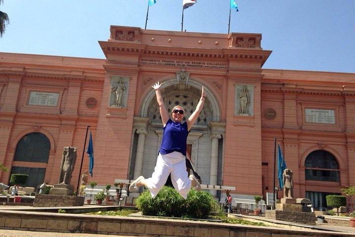 Solo female traveler private tour in Giza and Egyptian museum