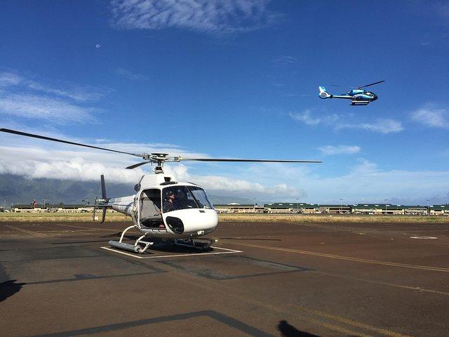 Doors Off West Maui and Molokai 45 minute Helicopter Tour