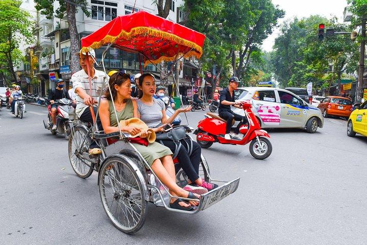 Small-Group Street Food Cyclo Tour of Hanoi Old Quarter