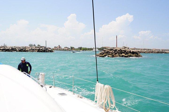 Catamaran Sail and Snorkeling Tour with Open Bar in Puerto Morelos