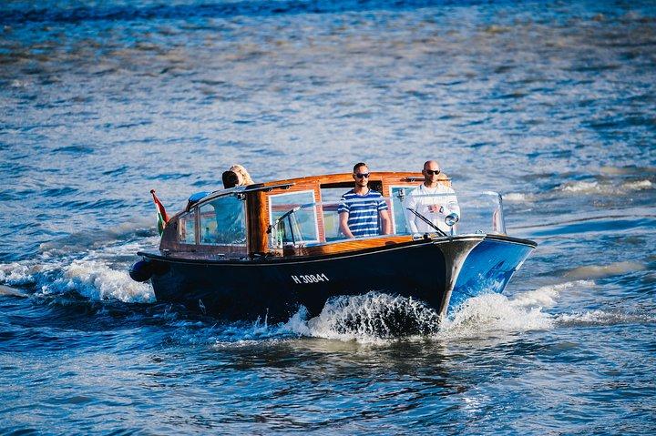 Luxurious, private day cruise with a waterlimousine to Szentendre