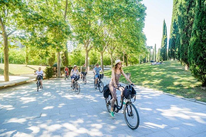 Barcelona e-Bike Tour: Gaudí & Old Town Small Group