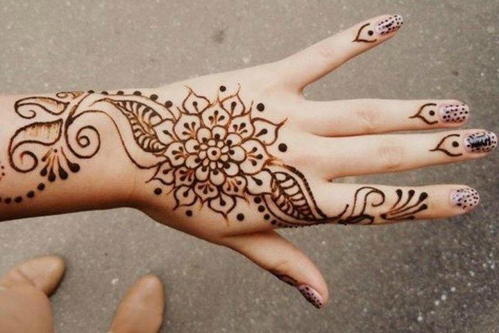 Traditional HENNA ART TATTOO with a local Amazigh henna artist