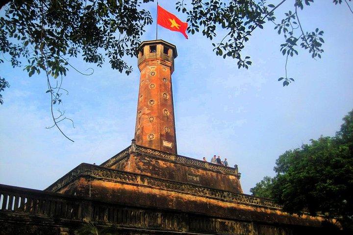 Small-group motorbike sightseeing and food tour in Hanoi