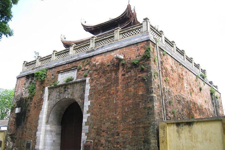 Small-group motorbike sightseeing and food tour in Hanoi