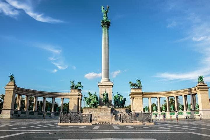 Private transfer from Vienna to Budapest with Bratislava visit